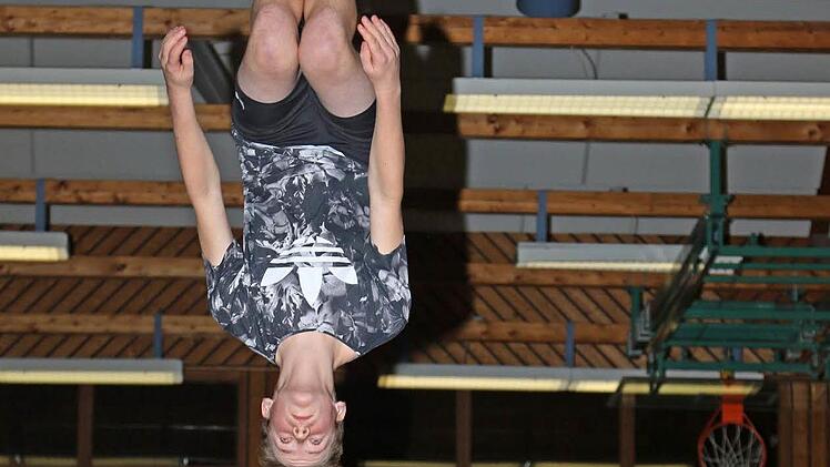 Waghalsige Sprünge sah man am Großtrampolin. Foto:kag