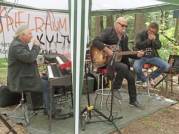 Willi Förtsch, Klaus Brandl und Chris Schmitt (v. l.) musizieren am Sonntag mitten im Wald. Foto: privat