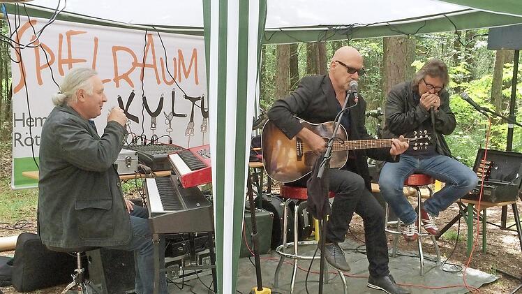 Willi Förtsch, Klaus Brandl und Chris Schmitt (v. l.) musizieren am Sonntag mitten im Wald. Foto: privat