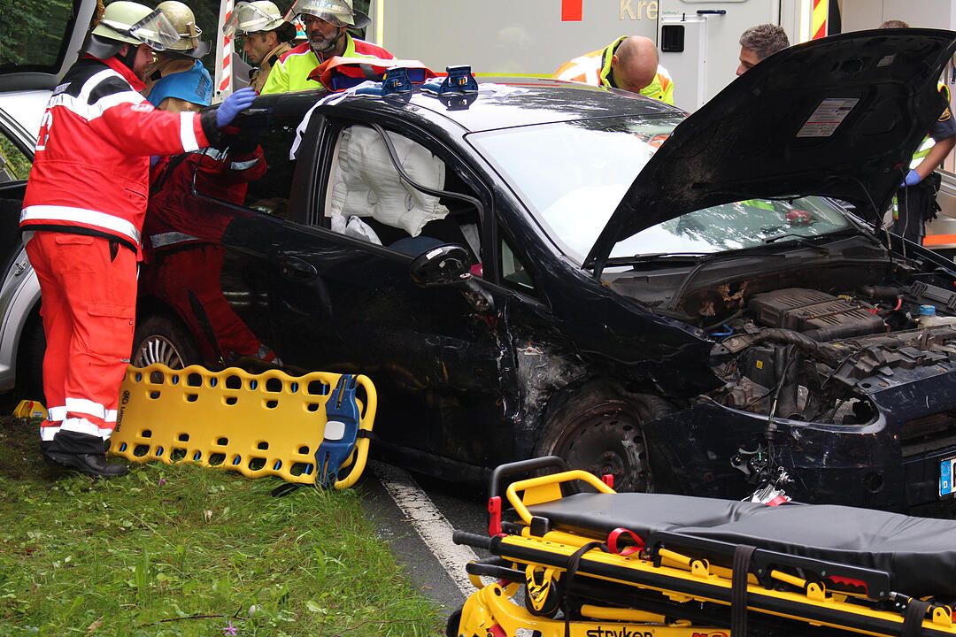 Frontalkollision auf regennasser Fahrbahn bei Fürth