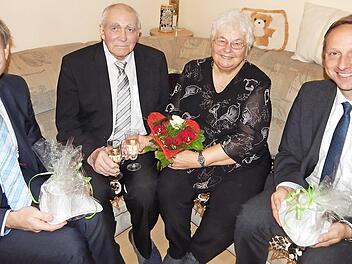 Elwira und Alexander Kamlowski, eingerahmt vom stellvertretenden Landrat Jörg Kunstmann und Bürgermeister Robert Bosch (von links), stoßen auf weitere gute Jahre an. Foto: Wunner