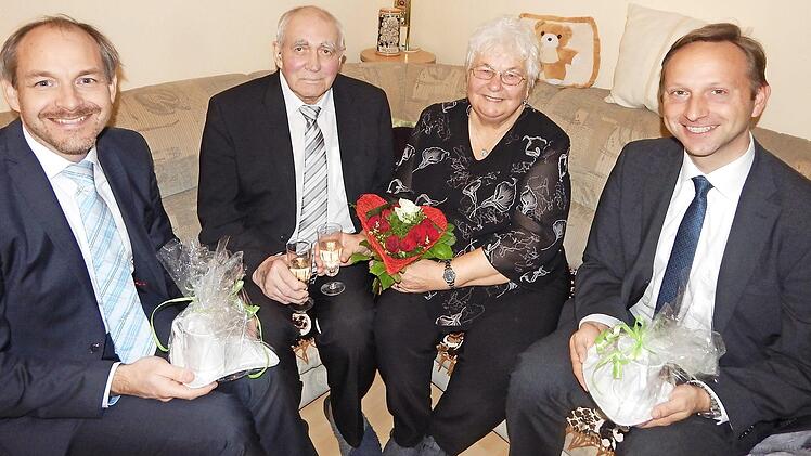 Elwira und Alexander Kamlowski, eingerahmt vom stellvertretenden Landrat Jörg Kunstmann und Bürgermeister Robert Bosch (von links), stoßen auf weitere gute Jahre an. Foto: Wunner