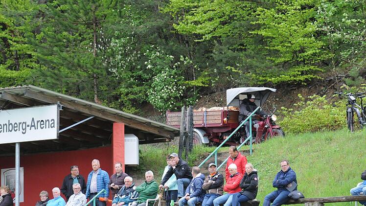 Keine Kohle, sondern Holz transportiert dieser offensichtlich nicht fußballbegeisterte Fahrer am Rand des Landesliga-Spiels gegen Unterpleichfeld durch die Fuchsstadter Kohlenberg-Arena.ssp