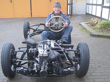 Zeitlebens war Dieter Klauke ein Tüftler: Hier sitzt er auf einem neu aufgebauten DKW Monza. Foto:  Klaus Ridder