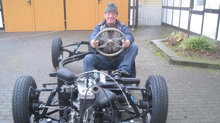 Zeitlebens war Dieter Klauke ein Tüftler: Hier sitzt er auf einem neu aufgebauten DKW Monza. Foto:  Klaus Ridder