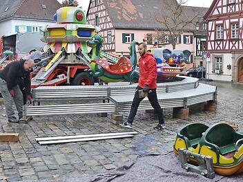 Der Aufbau der Martinikirchweih hat am Mittwoch begonnen.  Foto: Bernhard Panzer