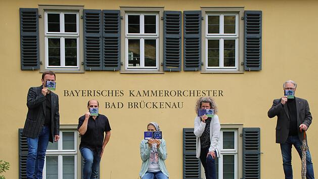 Pavol Tkac  (von links), Wolfgang Reichelt, Heike K&ouml;tzner (alle drei Mitarbeiter der BKO-Gesch&auml;ftsstelle),  Karin Ott und Joachim Hunger (beide vom Vorstand des BKO-Freundeskreises) freuen sich auf das imagin&auml;re CD-Konzert. Foto: Michel K&ouml;tzner
