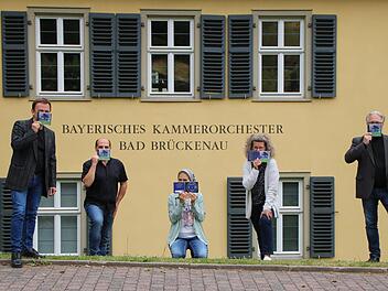 Pavol Tkac  (von links), Wolfgang Reichelt, Heike Kötzner (alle drei Mitarbeiter der BKO-Geschäftsstelle),  Karin Ott und Joachim Hunger (beide vom Vorstand des BKO-Freundeskreises) freuen sich auf das imaginäre CD-Konzert. Foto: Michel Kötzner