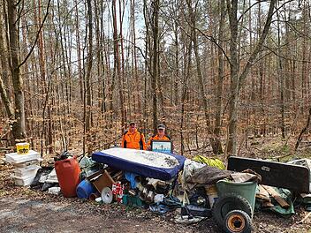 Sie präsentieren den gesammelten Müll im Salzforst: die Forstwirte Rainer Balling (links) und Edgar Zirkelbach. Foto: Andre Schönfeldt