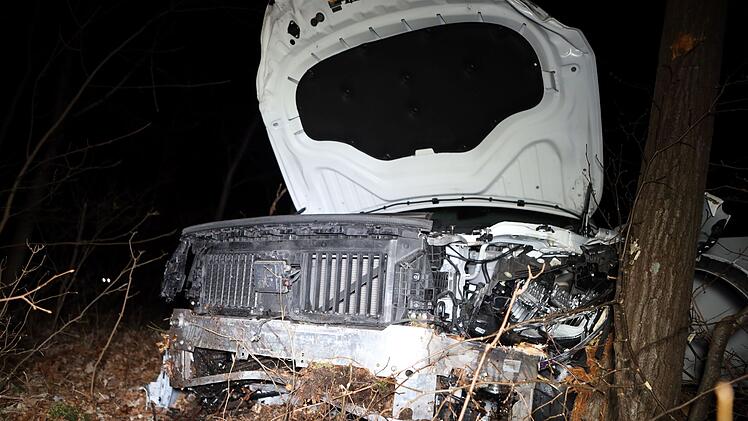 Nürnberg: Überholmanöver missglückt - Auto landet in Waldstück