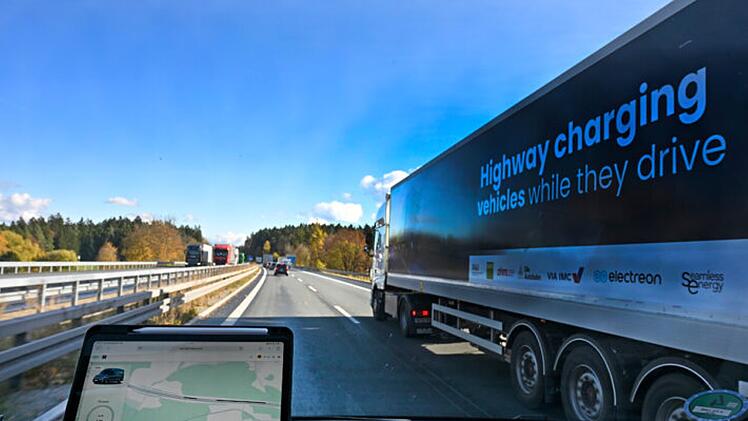 Innovative Teststrecke auf der A6: Kabelloses Laden während der Fahrt