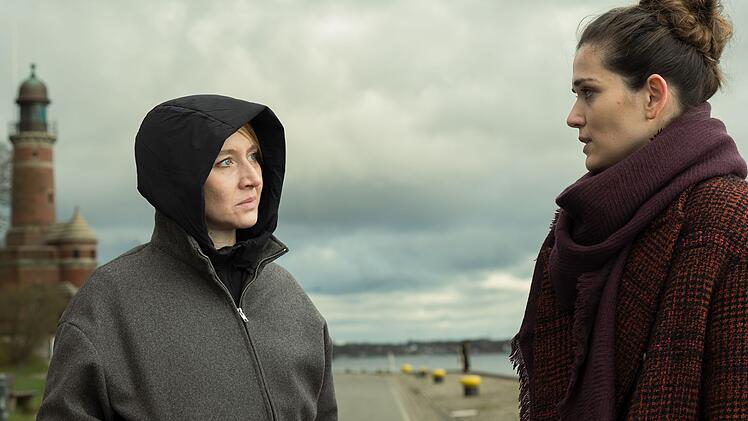 Eine Spur f&uuml;hrt Nora (Anna Maria M&uuml;he, links) zur alleinerziehenden Laura Buckow (Caroline Hartig). Die junge Frau arbeitete kurzzeitig f&uuml;r S&ouml;ren Paulitz als Putzhilfe. Wie war ihre Erfahrung mit ihm?