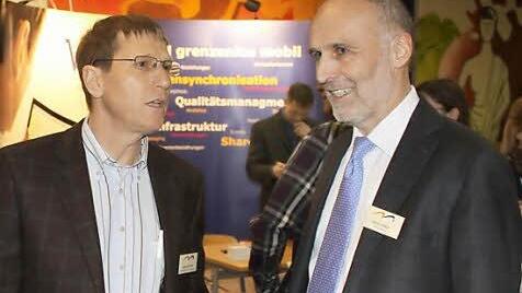 Hubert Gehrlich (links), hier im Gespräch mit Schuldirektor Stefan Völker, organisierte die Veranstaltung.