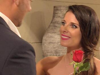 Der Bachelor Christian Tews überreicht Nadja eine Rose - und die freut sich. Foto: RTL
