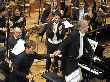 Renaud Capuçon und Nicholas Angelich nach dem Konzert. Im Hintergrund applaudiert James Gaffigan.