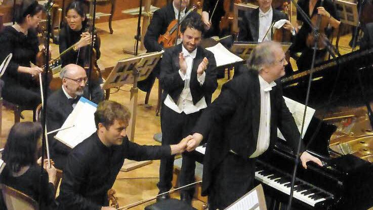 Renaud Capuçon und Nicholas Angelich nach dem Konzert. Im Hintergrund applaudiert James Gaffigan.