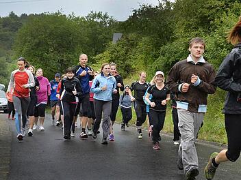 Auf der Zehn-Kilometer-Strecke: die Teilnehmer am "Lauf 10".Foto: Björn Hein