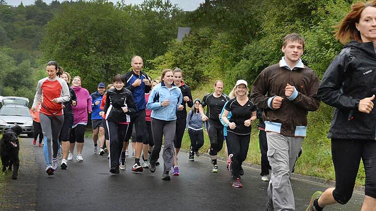 Auf der Zehn-Kilometer-Strecke: die Teilnehmer am "Lauf 10".Foto: Björn Hein