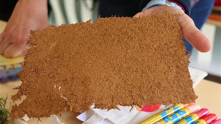 Selbst hergestelltes Papier aus Naturmaterial.
