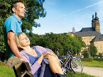 Radler genießen die Landschaft bei Kloster Banz.  Foto: FrankenTourismus/Bad Staffelstein/Hub