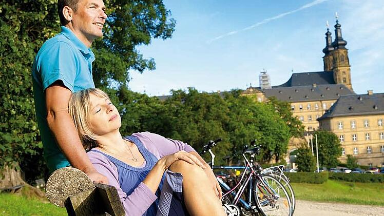 Radler genießen die Landschaft bei Kloster Banz.  Foto: FrankenTourismus/Bad Staffelstein/Hub