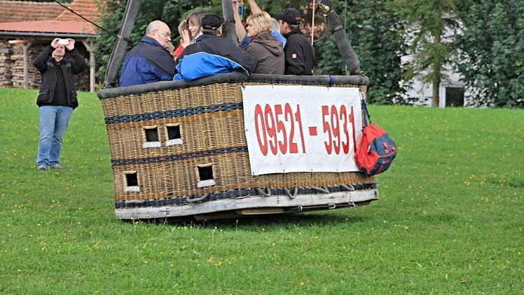 "Hoch hinaus" und auf etwa 1000 Meter steigen wollen die Ballonfahrer, als sie von Leuzendorf aus in südöstlicher Richtung entschweben.