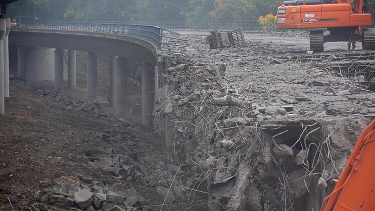 Stück für Stück verschwindet die Brücke.  Foto: Ronald Rinklef