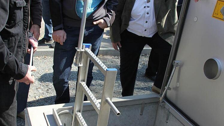 Stadträte und Marktgemeinderäte inspizierten die neue Anlage ganz genau.Foto: Ralf Kestel