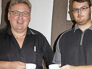 Hoch die Tassen: Mit Tassen, die jeder Azubi von der Eberner Tourismusgemeinschaft für die künftigen Kaffeepausen geschenkt bekommen hat, stoßen Firmen-Chef Roland Schoppel und sein neuer Mitarbeiter Pascal Franz aus Pfarrweisach auf ein gutes Gelingen an.  Foto: Ralf Kestel