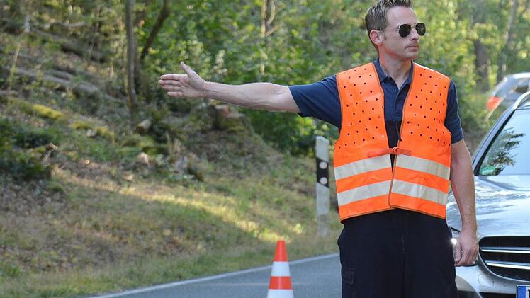 Die freiwillige Feuerwehr Rannungen half, die Autos auf der Strecke umzuleiten.  Foto: ssp