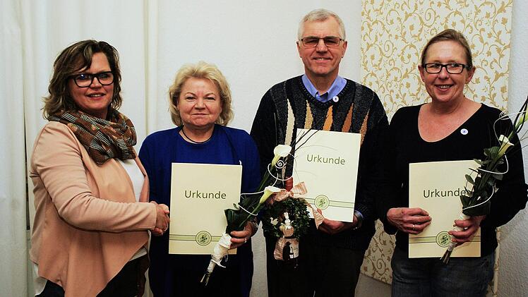 Für 25-jährige Treue verlieh Vorsitzende Inge Schipper-Telger (von links) im Namen des Kreisverbands die silberne Ehrennadel an Elisabeth Kess, Herbert Baus und Patrizia Wüscher.  Foto: Winfried Ehling
