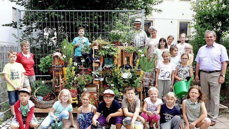 Die Kinder der Gartenbaugruppe der Grundschule Sand vor ihrem Stufen-Sträucher-Garten mit ihrer Betreuerin Marianne Neeb (links) sowie (von rechts) Bürgermeister Bernhard Ruß, Klassenlehrerin Karin Rüttinger und dem Gartenbau-Vereinsvorsitzenden Otto Schröder  Foto: ab