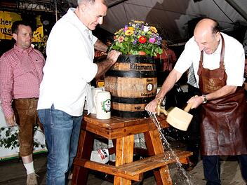 Assistiert von Braumeister Markus Kern sticht der Bürgermeister das erste Fass an.  Foto: Richard Sänger