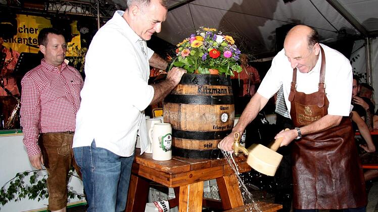 Assistiert von Braumeister Markus Kern sticht der Bürgermeister das erste Fass an.  Foto: Richard Sänger