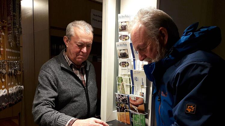 Heinricht Leicht (li) stempelt in Vierzehnheiligen den Pass von Dieter Sawinsky. Foto: irfe