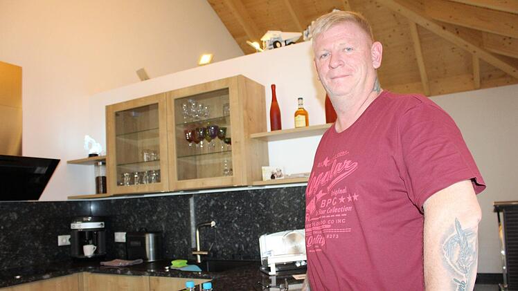 Oliver Fell wohnt mit seiner Lebensgefährtin im Ortskern von Oberleichtersbach. Seine Tattoos sind sein Markenzeichen.Foto: Julia Raab