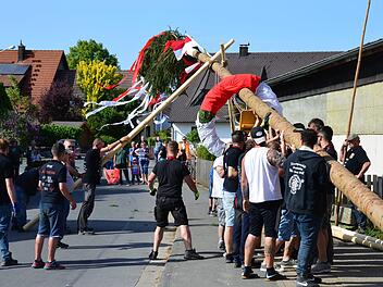 Das Baumaufstellen wird es heuer in einigen Ortschaften nicht geben - genauso wenig wie den Rest der Kirchweih.    Foto: Elias Pfann (Archiv)