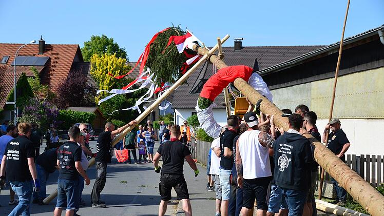 Das Baumaufstellen wird es heuer in einigen Ortschaften nicht geben - genauso wenig wie den Rest der Kirchweih.    Foto: Elias Pfann (Archiv)
