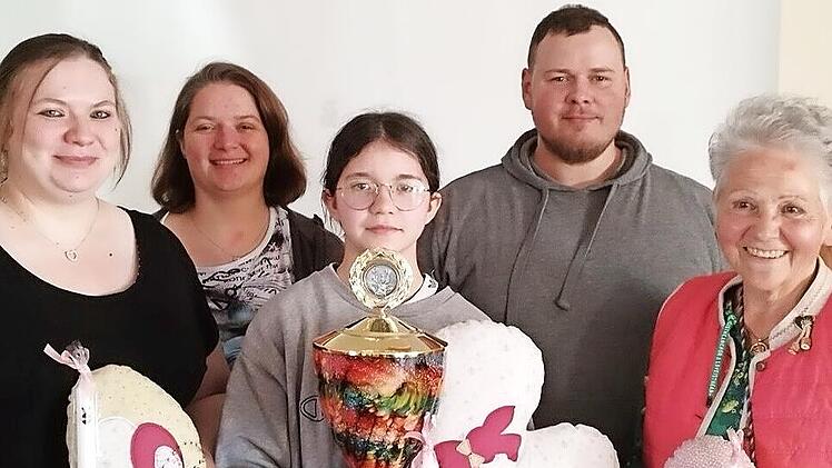 Die glücklichen Siegerinnen (vorne, v.l.) Julia Nitschke, Lara Beßler, Gerlinde Geier zusammen mit Jugendleiterin Nicole Schiller und Jugendleiter Holger Nitschke.