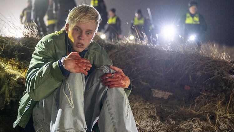 Marvin (Noah Kraus) verschwindet im Laufe des Krimis mehrfach. Nachdem er der auf Rache sinnenden, trauernden Mutter seines Freundes Cosmo entkommen konnte, wird er entf&uuml;hrt. Das allerdings werden die Ermittler erst sp&auml;t erfahren. Zu sp&auml;t?