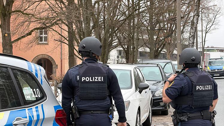 Sch&uuml;ler mit Waffe gemeldet: Polizei umstellt Schule mit Gro&szlig;aufgebot
