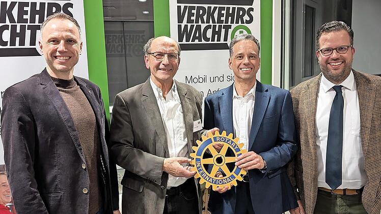 Unterst&uuml;tzen bringt Freude: Das ist Steffen Krambo, Edgar Kast, Florian Arand und Pr&auml;sident Nico Sauer anzusehen.