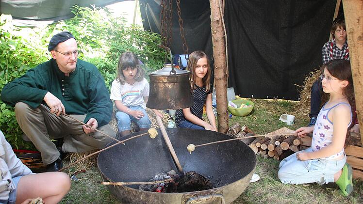 Bei den Pfadfindern kann man Stockbrot backen. Foto: Eckehard Kiesewetter