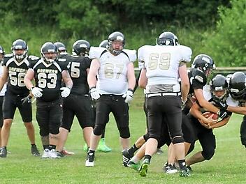 Ein Sport mit Körpereinsatz: American Football zeigte das neue Blaicher Team "Brewers" beim Sportfest. Fotos: Sonja Adam