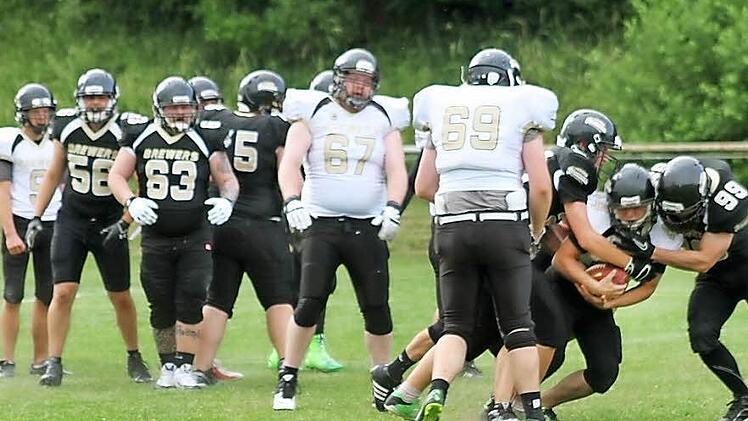 Ein Sport mit Körpereinsatz: American Football zeigte das neue Blaicher Team "Brewers" beim Sportfest. Fotos: Sonja Adam