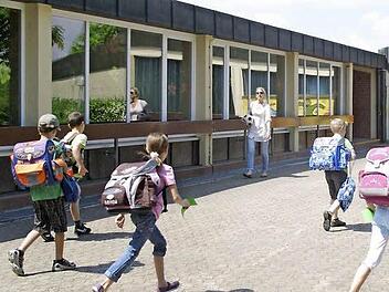 Schüler vor der Grundschule in Fuchsstadt  Foto: Winfried Ehling/Archiv
