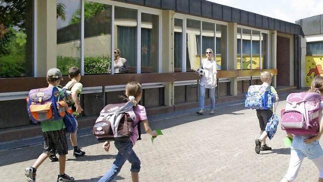 Schüler vor der Grundschule in Fuchsstadt  Foto: Winfried Ehling/Archiv