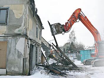 Im Februar wurde der hintere Teil des ehemaligen Gasthauses "Zum Goldenen Löwen" abgerissen. Für eine Machbarkeitsstudie, wie es hier weitergehen kann, stellt die Stadt einen Zuschussantrag. Foto: Berthold Köhler