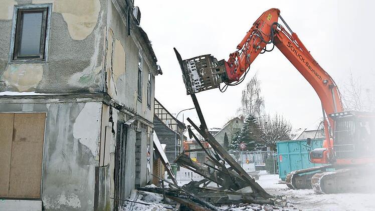 Im Februar wurde der hintere Teil des ehemaligen Gasthauses "Zum Goldenen Löwen" abgerissen. Für eine Machbarkeitsstudie, wie es hier weitergehen kann, stellt die Stadt einen Zuschussantrag. Foto: Berthold Köhler