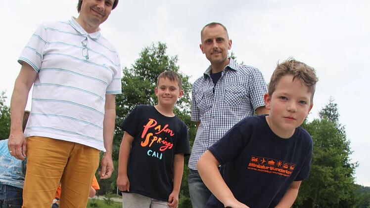 Bürgermeister Roland Wolfrum dankte Jörg Eberlein von der Firma Otto Mühlherr, der mehr als 3500 Euro gespendet hatte. Foto: Sonny Adam